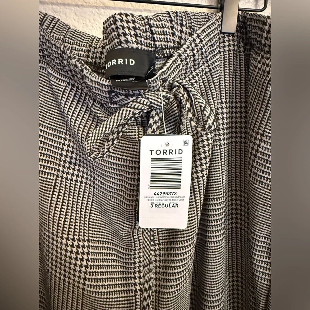 NWT TORRID High-Rise Wide Leg Pull-On Crepe Pant - Picture 3 of 8